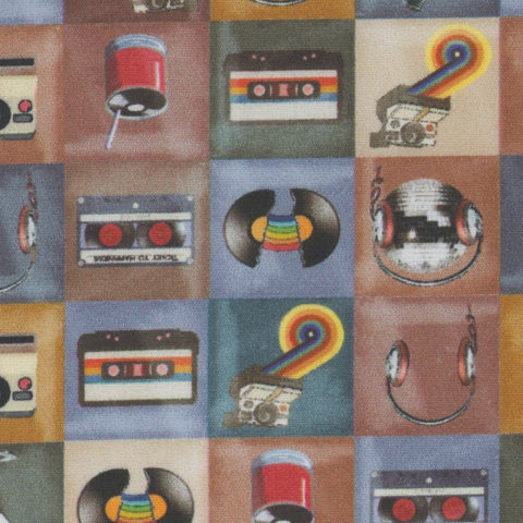 [テクスタ] カセット＆レコード柄-ベージュマルチ #8480 生地拡大